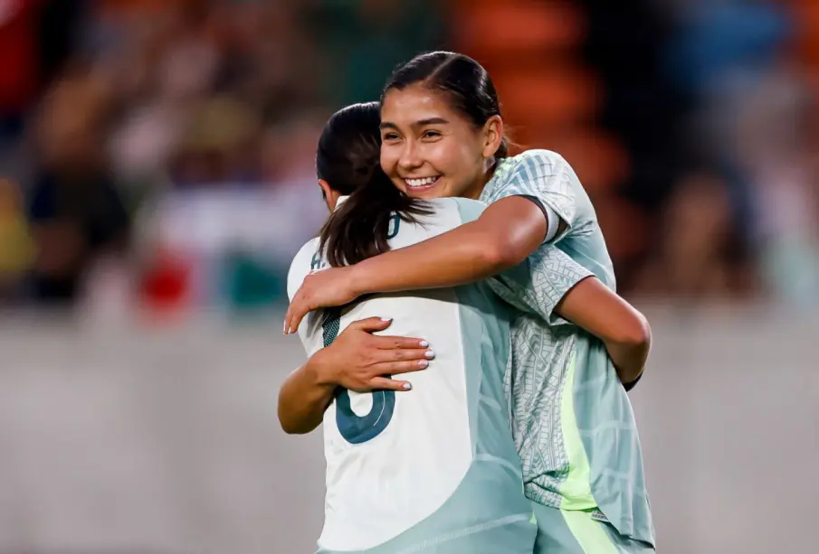 Las mexicanas celebran la victoria sobre Jamaica