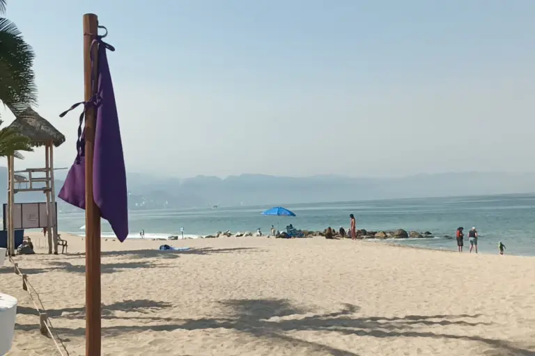 Agua mala aparece en playas de Puerto Vallarta (video)
