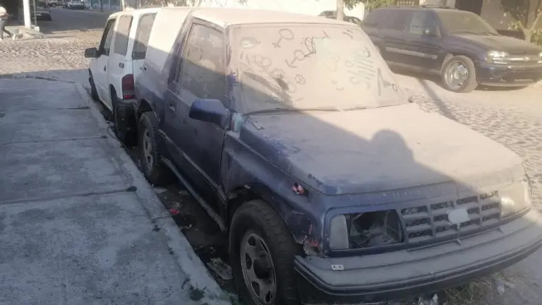 Dos carros abandonados en la Versalles, nido de malvivientes