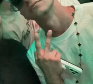 Alan Pulido anda de fiesta