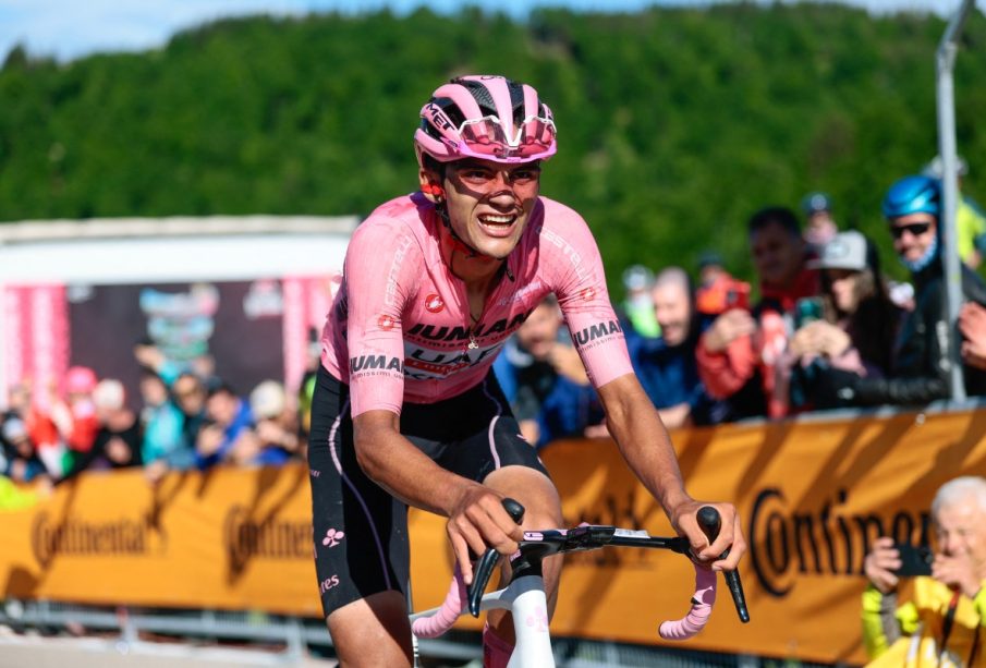 Isaac del Toro resiste y lidera el Giro de Italia tras 16 etapas