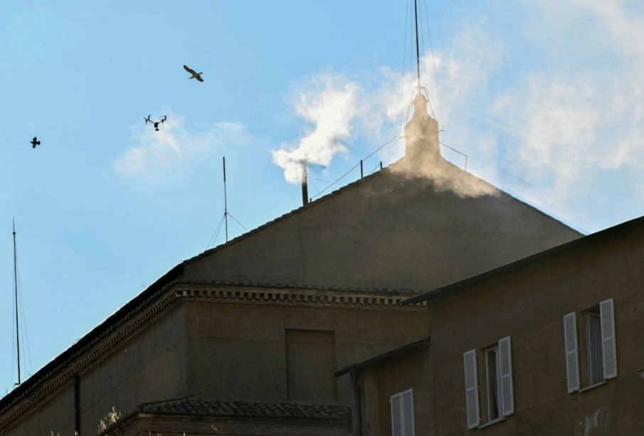 Sale humo blanco de la chimenea de la Capilla Sixtina.