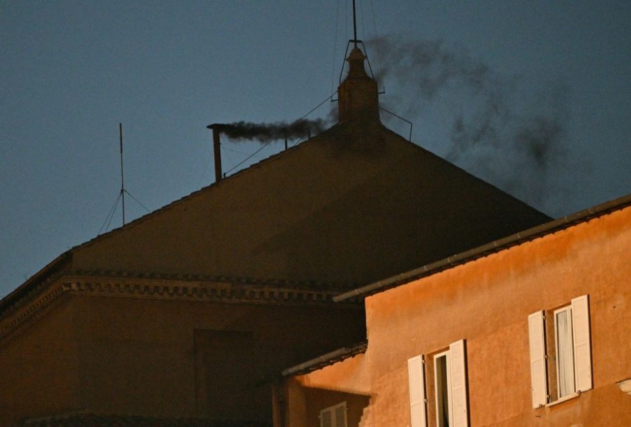 Humo negro en el Vaticano.