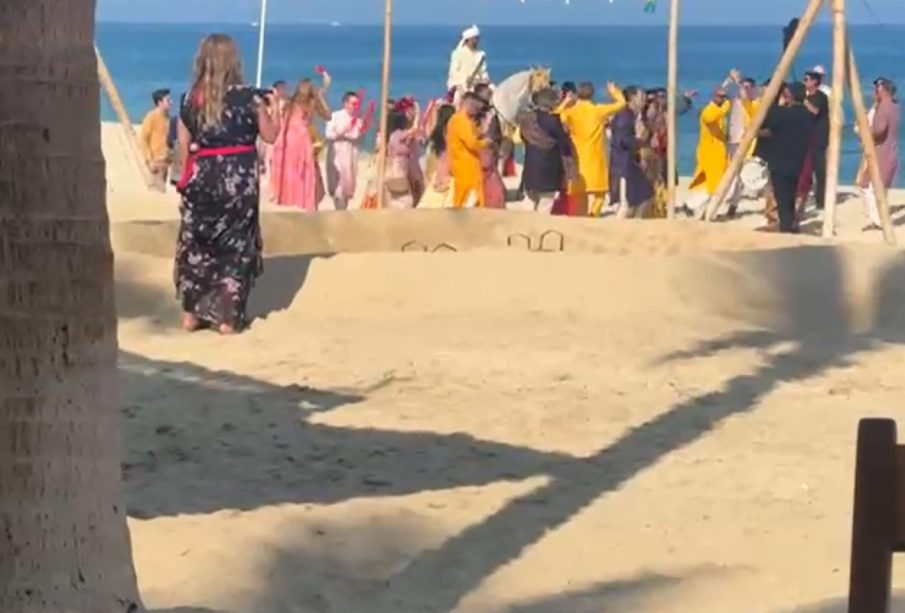 La Chona suena en boda de hindú en la playa (Video)