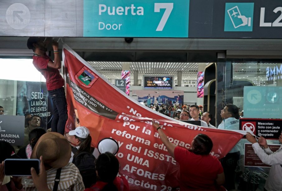 La CNTE bloquea el AICM.
