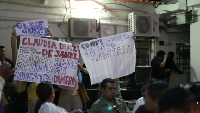 Protestan en evento de Héctor Santana