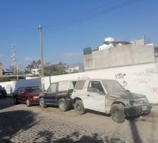 Autos abandonados en la colonia Versalles.