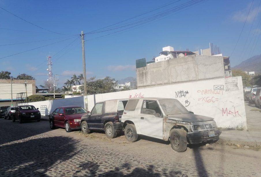 Autos abandonados en la colonia Versalles.