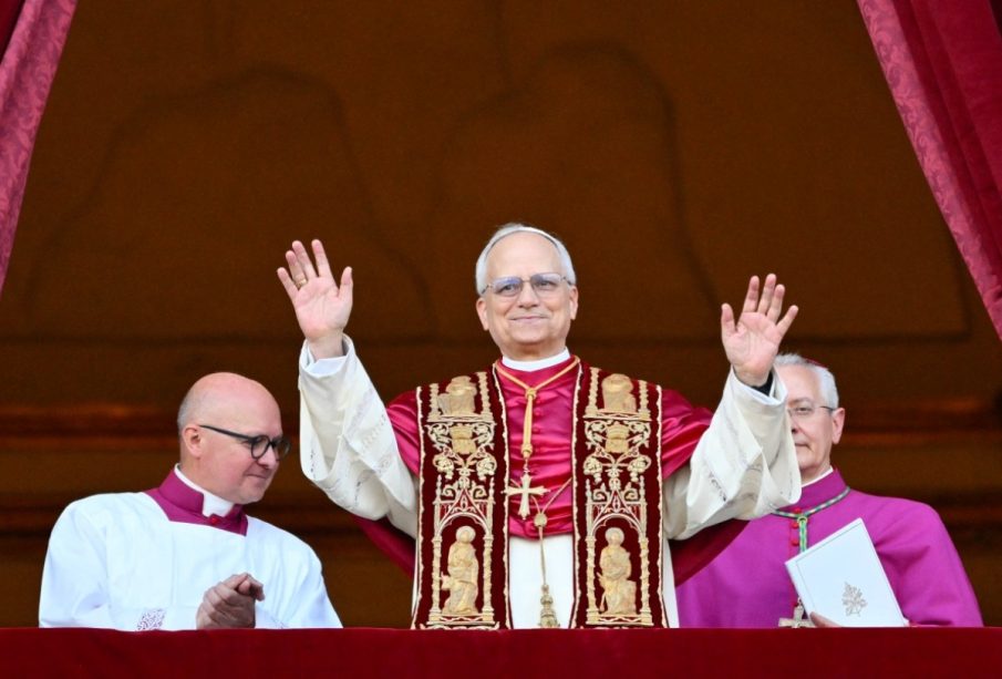 Robert Francis, nuevo Papa.