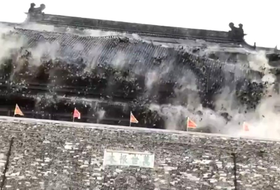 El techo de la Torre del Tambor de Fengyang, en #China, se desploma.