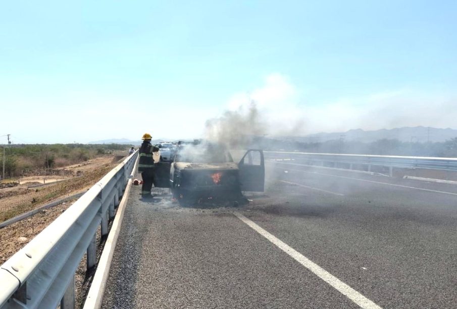 Camioneta en llamas en autopista Jala-Vallarta
