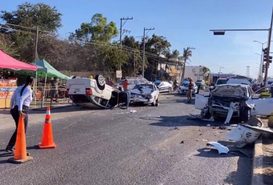 Camioneta vuela e impacta dos taxis en San Clemente de Lima