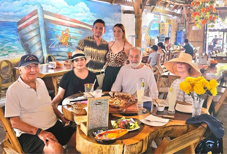 Carlos Slim con su familia en Compostela, Nayarit