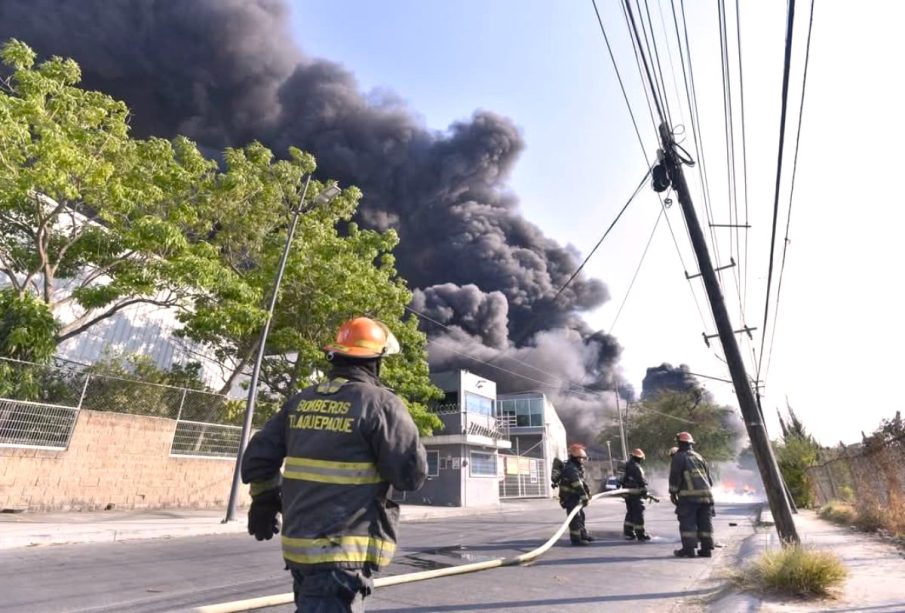 Incendio en fábrica de químicos en Tlaquepaque