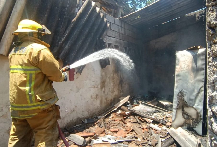Incendio moviliza a bomberos en Alta Vista, Nayarit