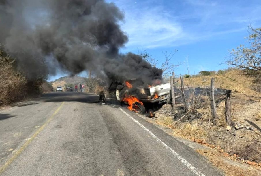 Camioneta se incendia en Chalaca, Cabo Corrientes