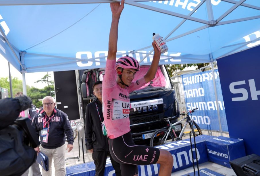 Isaac del Toro domina el Giro de Italia tras caótica etapa 14