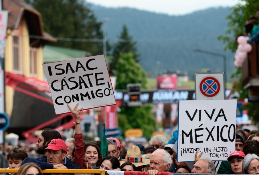 Isaac del Toro recibe propuesta de matrimonio en el Giro de Italia