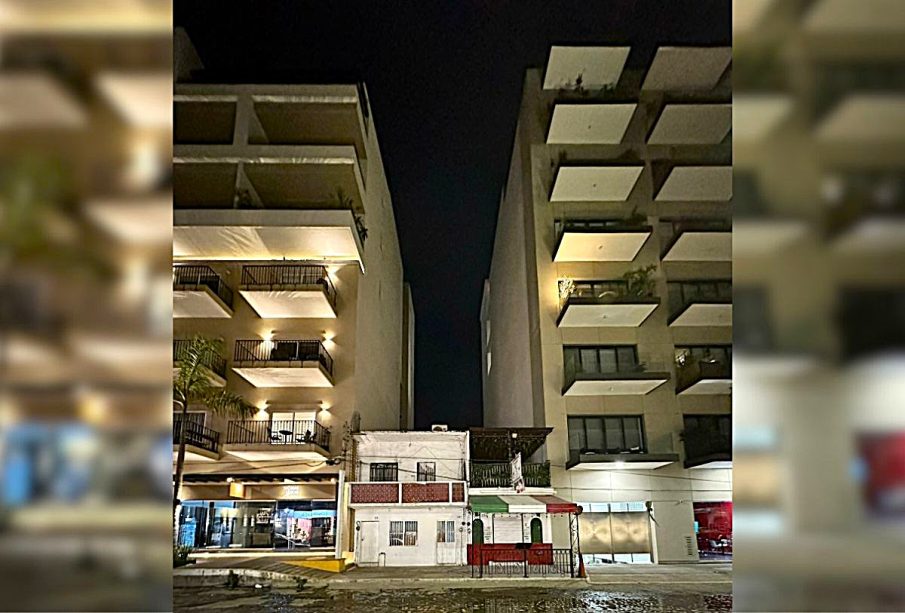 Pequeña vivienda entre edificios de Puerto Vallarta