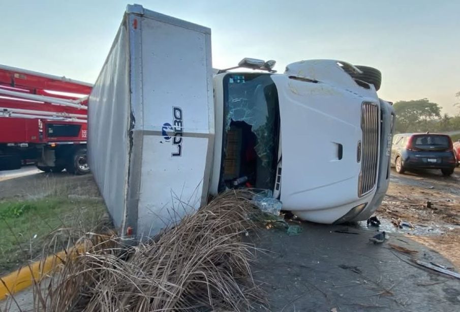 Tráiler vuelca sobre el boulevard Riviera Nayarit, en Jarretaderas