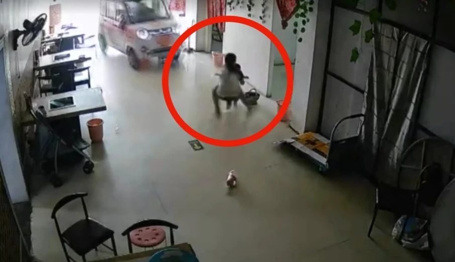 Niña salva a su hermanita de ser atropellada en China
