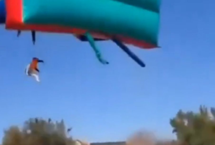 Castillo inflable sale volando con dos niños en Sudáfrica