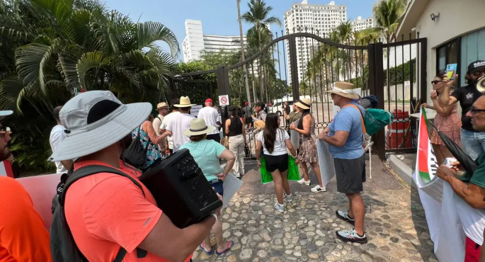 Exigen abrir acceso a playa Holi