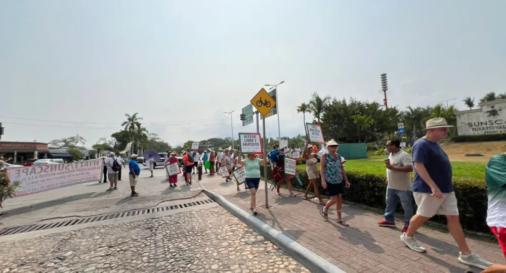 Exigen abrir acceso a playa Holi