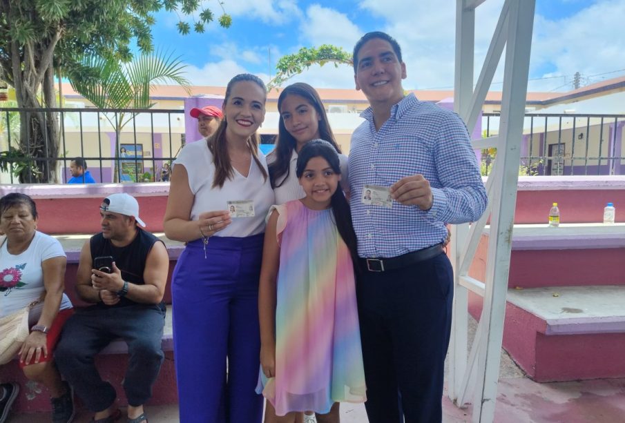Héctor Santana junto a su familia.
