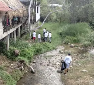 Limpieza río Mismaloya reúne a voluntarios y estudiantes