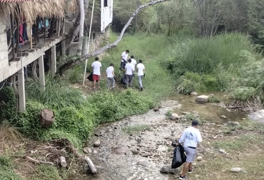 Limpieza río Mismaloya reúne a voluntarios y estudiantes