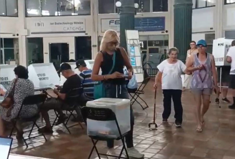 Adela Micha vota en Puerto Vallarta