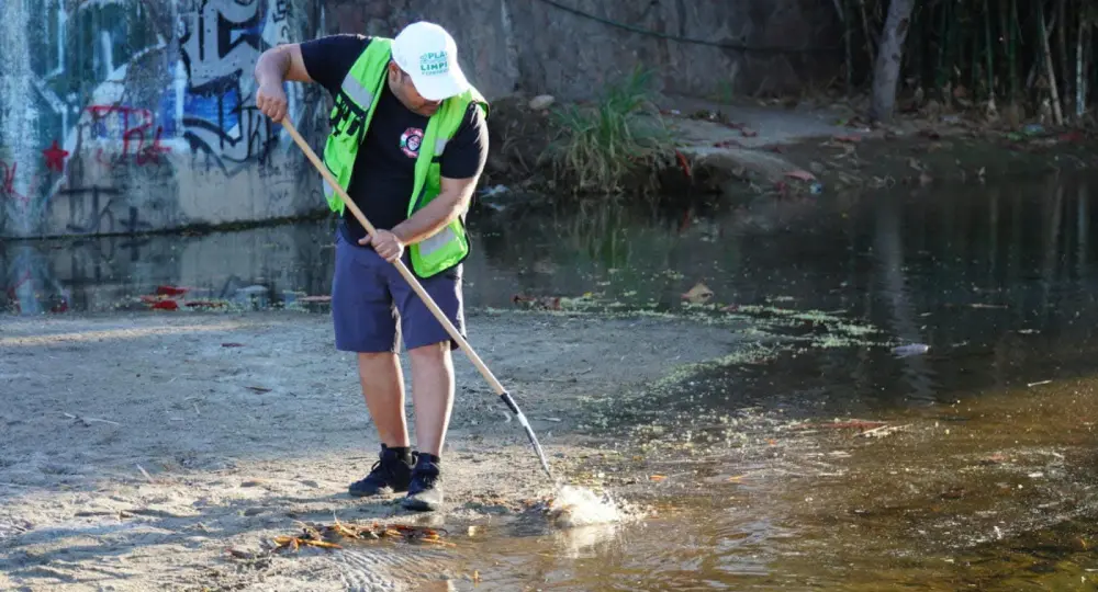 Brigada para limpiar playas
