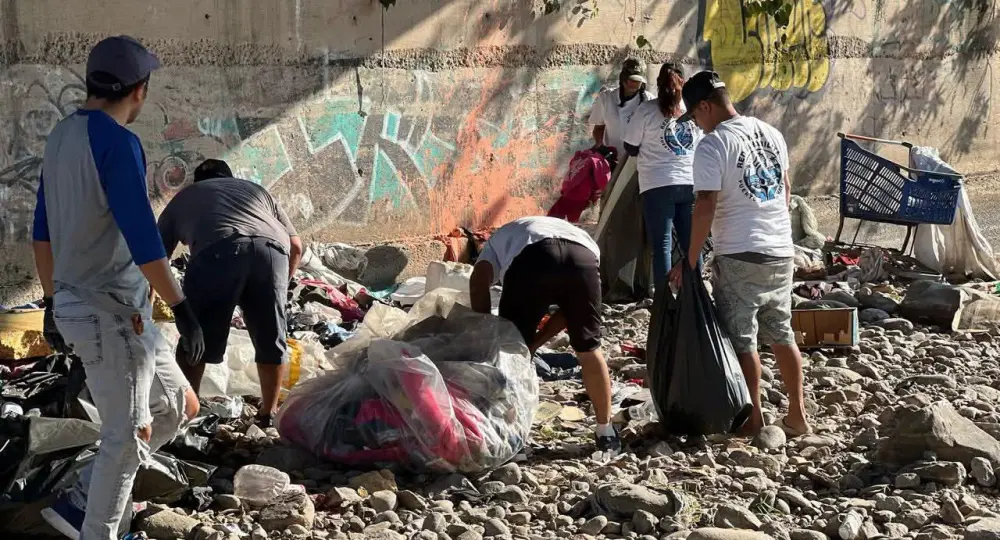 Brigada para limpiar playas