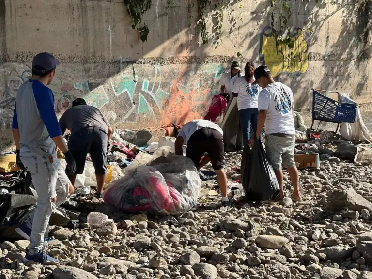 Brigada para limpiar playas