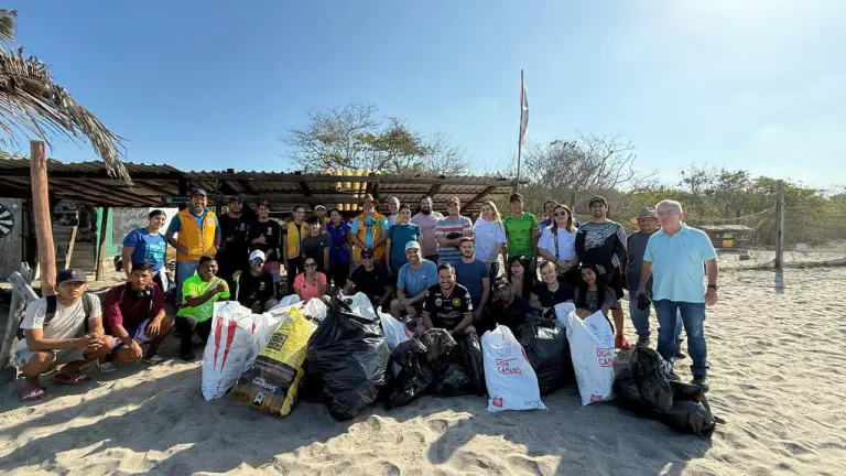 Brigada para limpiar playas