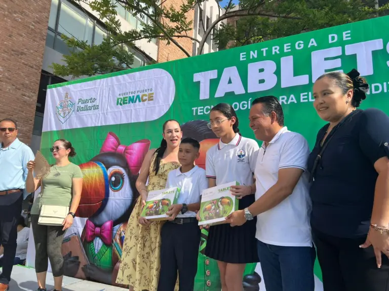 Dan tablets a niños en Vallarta
