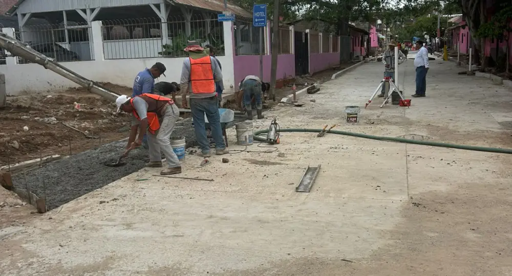 Reparan calles en Ixtapa