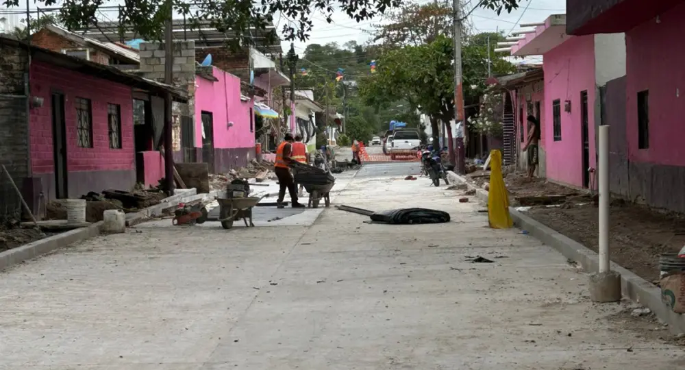 Reparan calles en Ixtapa