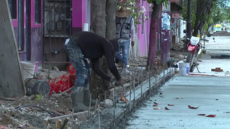 Reparan calles en Ixtapa
