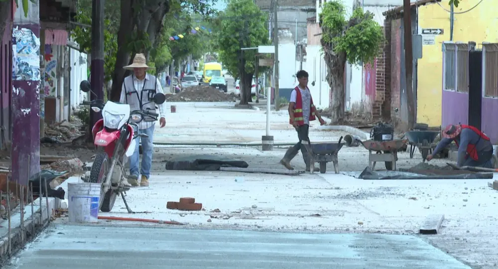 Reparan calles en Ixtapa
