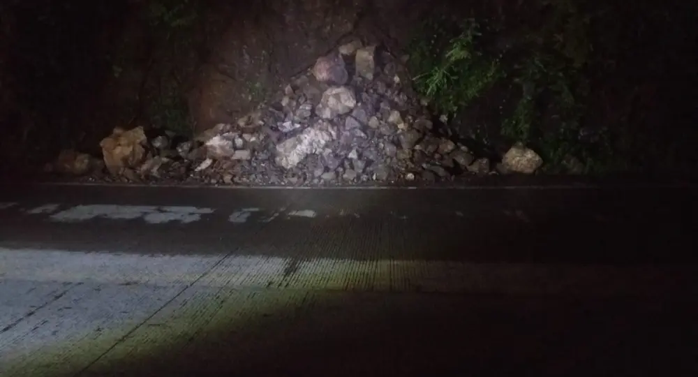 Tormenta deja deslaves y lodo en la carretera 200 de Bahía