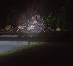 Tormenta deja deslaves y lodo en la carretera 200 de Bahía
