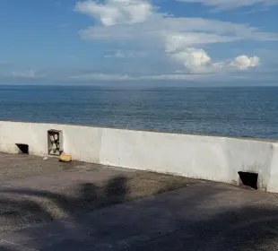 contactos eléctricos expuestos en el malecón de Puerto Vallarta