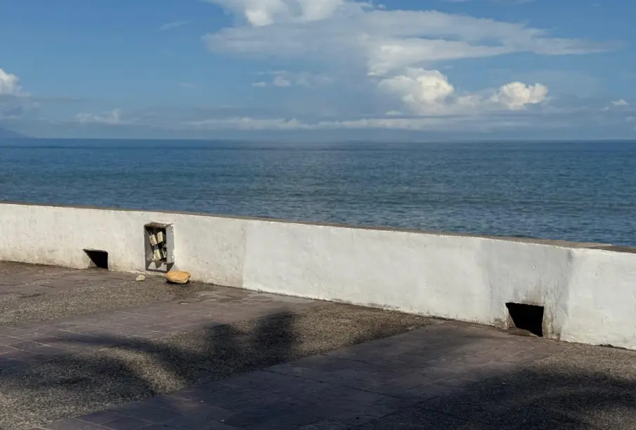 contactos eléctricos expuestos en el malecón de Puerto Vallarta