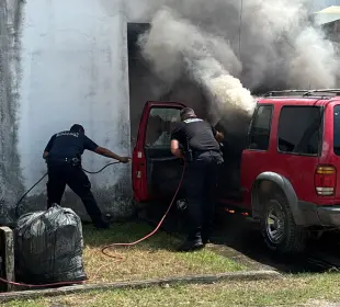 Camioneta arde en Ex hacienda de Pitillal en Puerto Vallarta