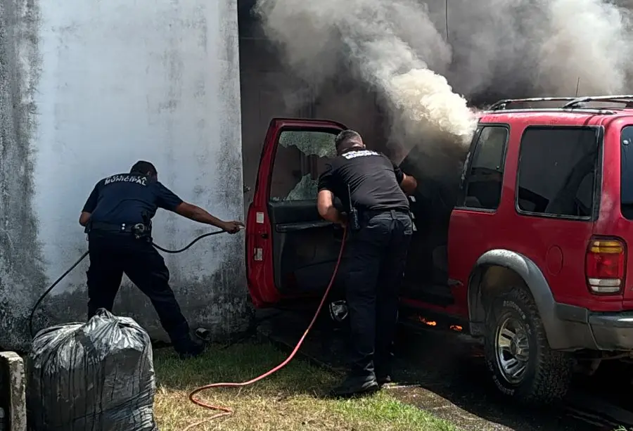 Camioneta arde en Ex hacienda de Pitillal en Puerto Vallarta