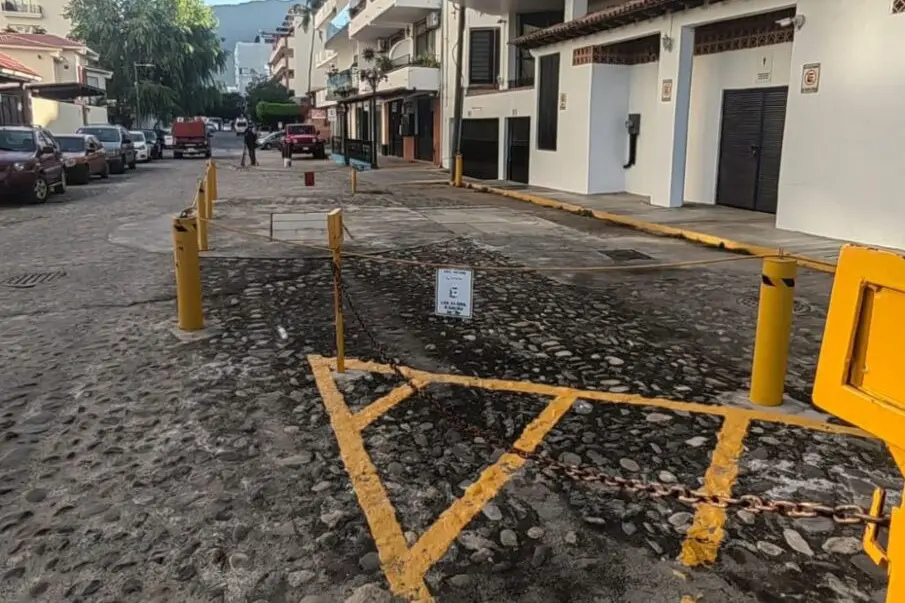Cajones de estacionamiento en Puerto Vallarta; entre la norma y las multas