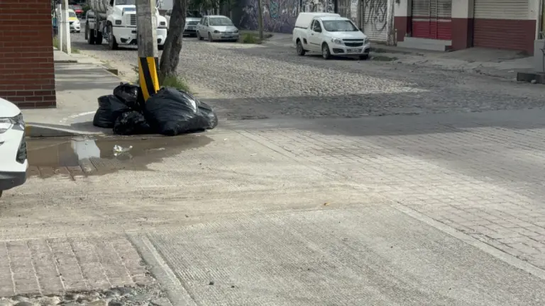 Basura bloquea rampas.