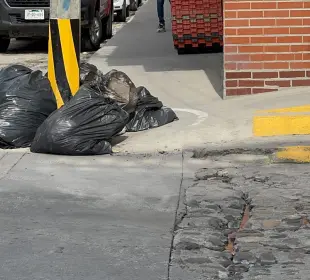 Basura bloquea rampas.
